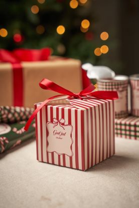 Kvadratisk gaveæske med sløjfe